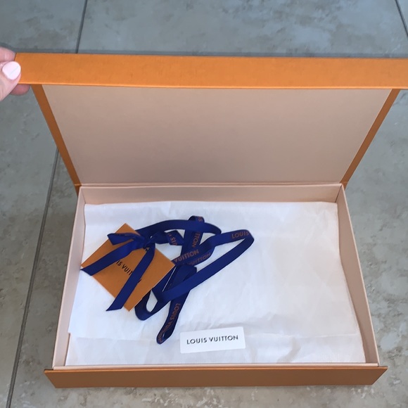 Louis Vuitton box with a gift envelope - Picture 2 of 8